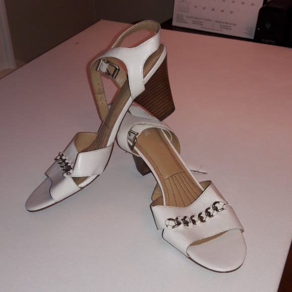 Sandals - Picture 2 of 3